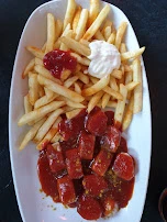 Currywurst Mit Pommes Frites Rotweiß
